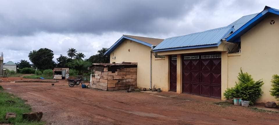 N’ZÉRÉKORÉ/BOMA : UN GRAND BÂTIMENT